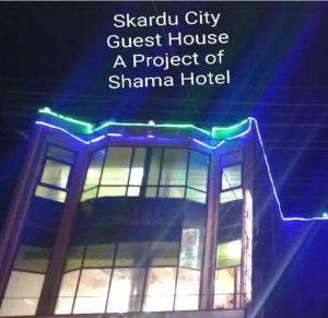 锡卡都Skardu city Guest house的建筑上灯亮蓝色,绿光亮