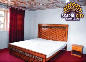 锡卡都Skardu city Guest house的和旅馆同住一间房间的一张床