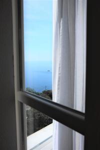 克里日亚My Place Your Place的从窗户可欣赏到海景