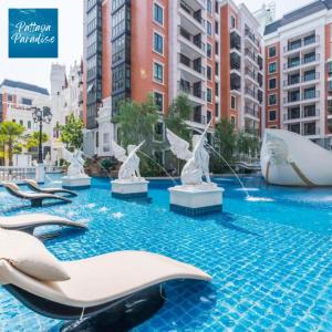 乔木提恩海滩Espana Resort Jomtien Beach Pattaya的水中雕像的酒店游泳池