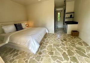 拉斯特拉纳斯El Rincon de Abi的一间卧室设有一张床,铺有石头地板。