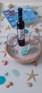 利普西岛Orizodas的桌子上放有一瓶葡萄酒和两杯酒