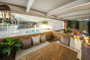 弗洛里亚诺波利斯索豪斯宾馆的户外甲板设有小型游泳池、桌子和长凳