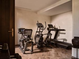 利萨基亚Pierros Verde的一间健身房,里面设有数个健身器材