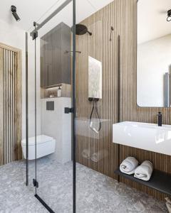 恰萨纳格拉威拉波德克森塞姆宾馆的带淋浴、卫生间和盥洗盆的浴室