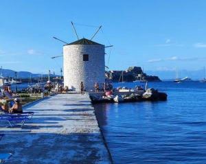 AnemómylosVilla Maxim in Corfu Town的水中一个有风车的码头