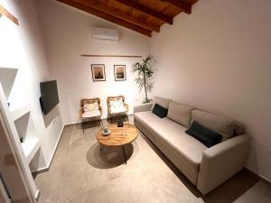 埃皮斯科皮The Courtyard Episkopi Guest Houses的客厅配有沙发和桌子