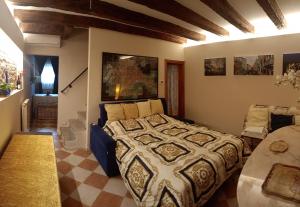 威尼斯Ca' Spendore del Sole的一间卧室,卧室内配有一张大床