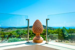 莱万佐Dolcevita Egadi Eco Resort by KlabHouse的坐在窗台上的鸡蛋雕像