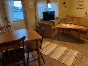 SkamdalYttervik的客厅配有桌子和沙发