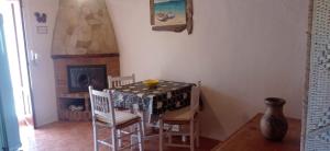 卡拉索纳Estudio Cala Saona的一间带桌椅和壁炉的用餐室