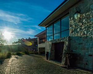 西萨默塞特Vrede Self Catering的一座有太阳背景的石头建筑