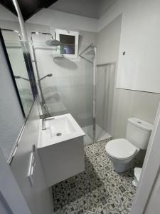 马佐La casita de Mazo的白色的浴室设有卫生间和水槽。