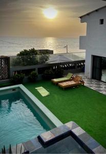 PoponguineLa residence latinaya的一座带游泳池和大海的房子