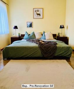 塔勒Themenhotel Rehlein的一间卧室配有一张带绿色棉被的床