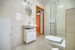 卢克钦Haus Claudia的白色的浴室设有卫生间和水槽。