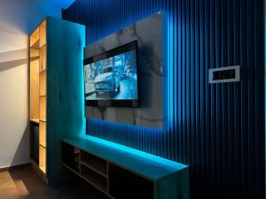 乌尔齐尼蓝星公寓的蓝色墙壁上的平面电视