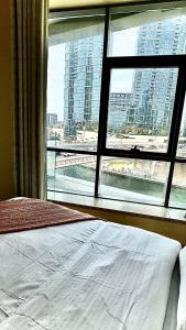 迪拜Wonderful two bed room with full marina view的卧室设有窗户,享有城市美景