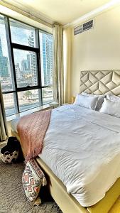 迪拜Wonderful two bed room with full marina view的一间卧室设有一张大床和大窗户
