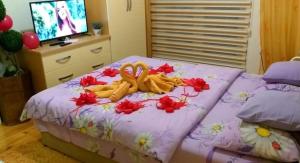 ZavidovićiApartmani GS ***** Zavidovici的一间卧室,床上放着鲜花