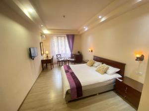 埃里温DaMus apartments的酒店客房配有一张床铺和一张桌子。