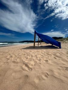 布希奥斯Búzios beach resort的沙滩上的蓝色滑梯