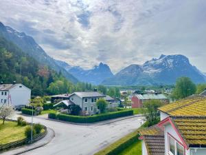 翁达尔斯内斯Åndalsnes Budget Stay - 1 Room in Shared Loft的山丘小村庄