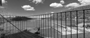沙拉维内博尔里维格公寓酒店的水体旁的栅栏的黑白照片