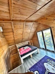 维勒Sosenkowe Zacisze Wiele的小木屋内的卧室,配有一张床
