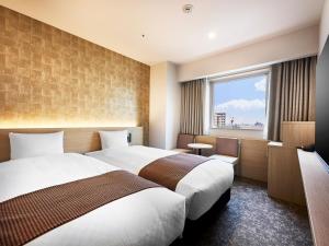 岐阜岐阜大和鲁内酒店的酒店客房设有两张床和窗户。