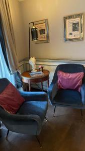 维罗纳伊尔雷莱斯酒店的客厅配有两把椅子和一张桌子