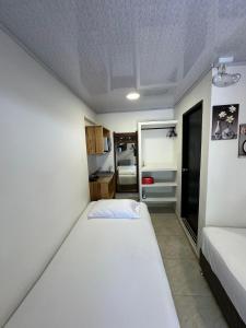 圣安德烈斯Alojamiento turístico Keniant's的一间小房间,内设两张床