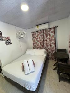圣安德烈斯Alojamiento turístico Keniant's的一间卧室配有带毛巾的床