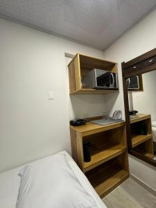 圣安德烈斯Alojamiento turístico Keniant's的小房间设有床铺和微波炉