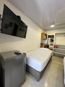 圣安德烈斯Alojamiento turístico Keniant's的一间卧室配有一张床和一台平面电视
