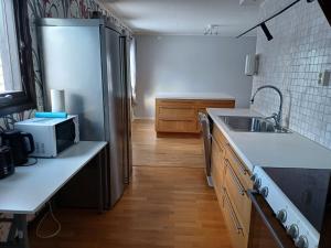 基律纳Kiruna Accommodation Timmermansgatan 23的厨房配有水槽和微波炉