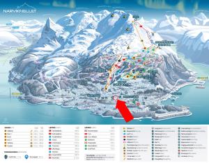 纳尔维克Sentralt og hjemmekoselig的一张红箭形的滑雪区地图