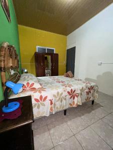 弗洛勒斯Casa Maya Itza的一间卧室配有一张床和一张桌子