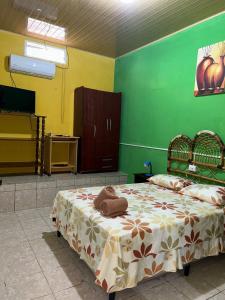 弗洛勒斯Casa Maya Itza的一间卧室配有一张床和一台电视。