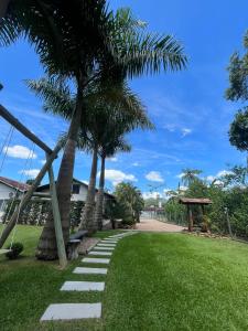 波梅罗迪Familien Haus Pousada的公园里种有棕榈树的走道