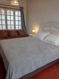 AreguáCasa de la Amistad的卧室配有一张大白色床和窗户
