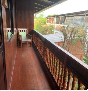普卡尔帕Casa Bugambilia Pucallpa的房屋的阳台,上面摆放着两把椅子