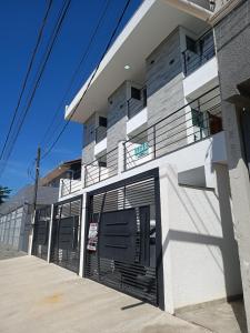 巴拉那州蓬塔尔Residencial Mar Azul-suíte 12的一座带车库的建筑,其门是敞开的