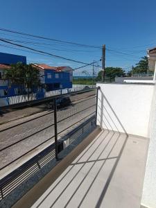 巴拉那州蓬塔尔Residencial Mar Azul-suíte 12的从带火车轨道的建筑屋顶上欣赏风景