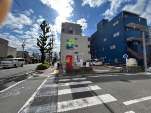 名古屋N's Home - 南名古屋駅一軒家 - 8的一条空的街道,路边有一座建筑