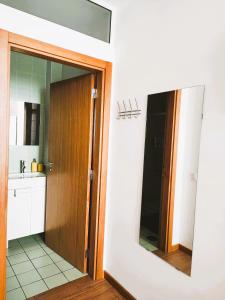 波尔图Get Cozy的一间浴室,浴室内装有门和镜子