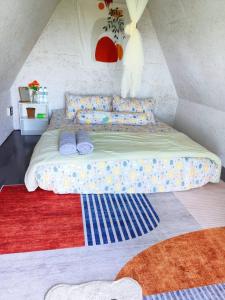 Ban Sa KetSZ Samui Glamping的一张带枕头的床和一张地毯