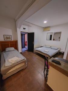 MAGENTA Apartments客房内的一张或多张床位