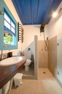 帕拉蒂Casas do Pátio Pousada & Bar的一间带水槽和卫生间的浴室