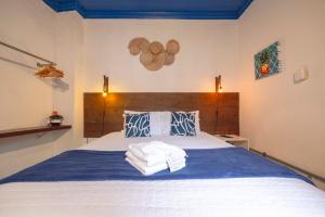 帕拉蒂Casas do Pátio Pousada & Bar的一间卧室配有带毛巾的床
